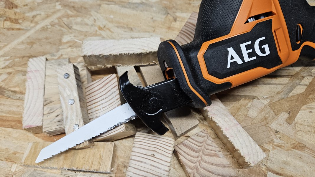 Mini scie sabre AEG BUS18SBL