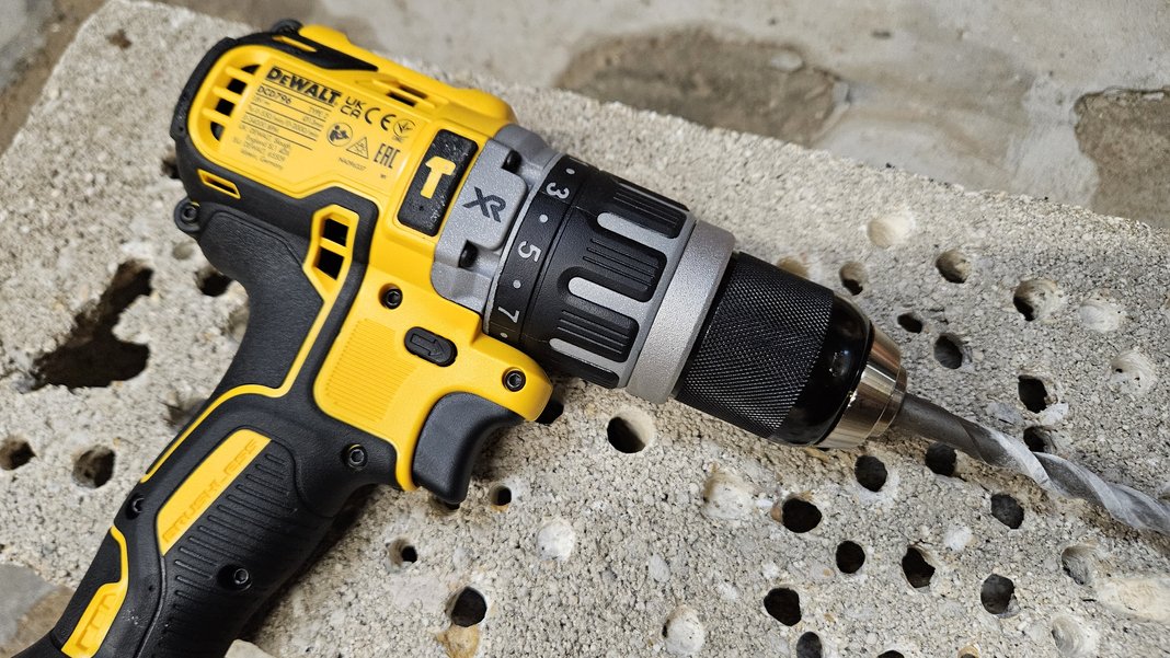 Perceuse à percussion Dewalt DCD796N