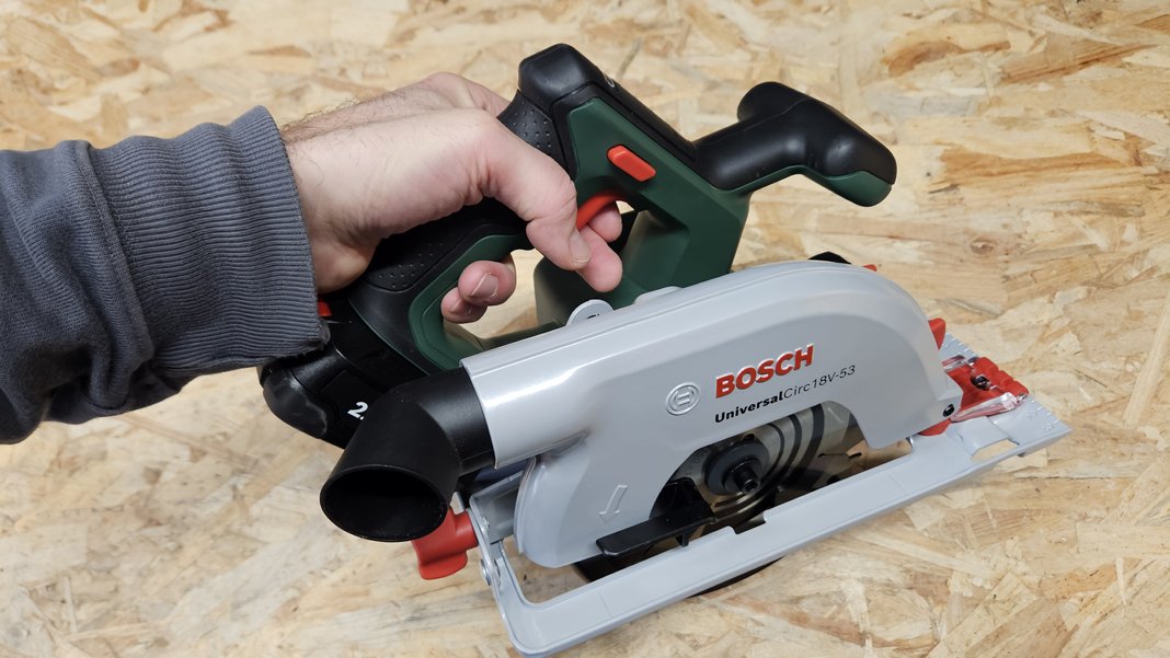 Scie circulaire Bosch UniversalCirc 18V 53