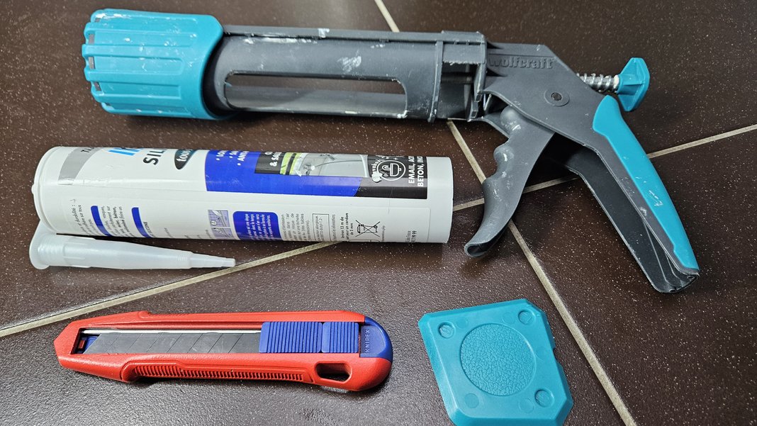 le matériel pour appliquer un joint silicone