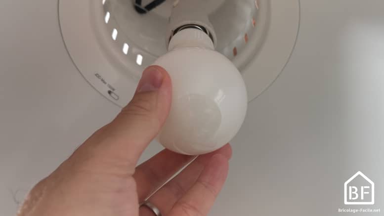 Comment changer une ampoule sans danger - Bricolage Facile
