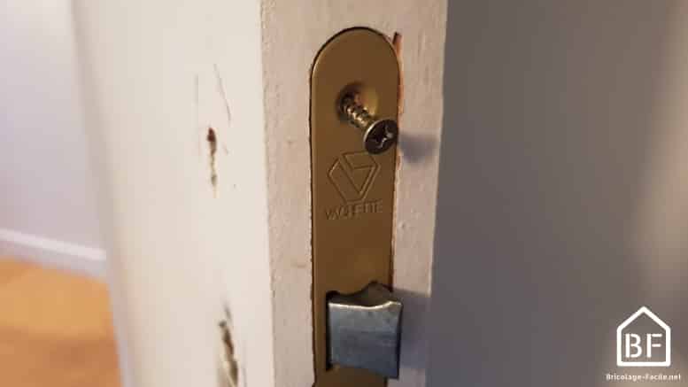 Changer, installer une poignée de porte de chambre avec verrou à clé qui  peut fermer 