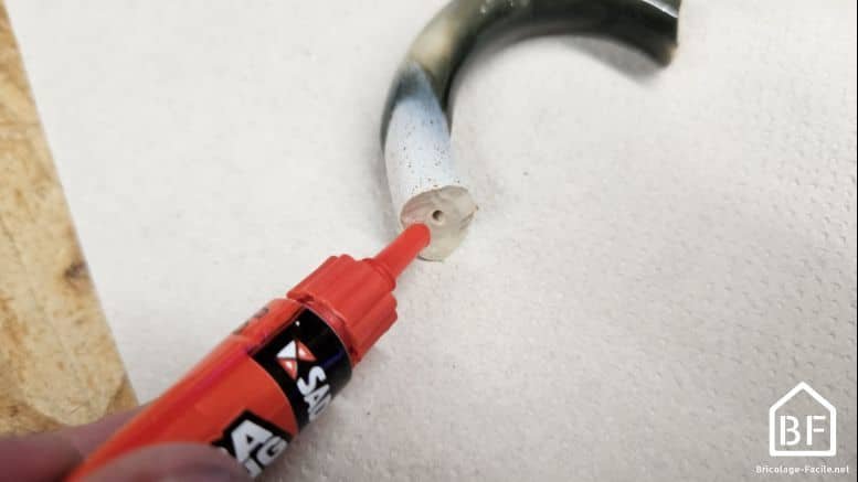 application de la colle superglue