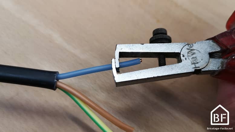 Comment dénuder un fil électrique - Bricolage Facile