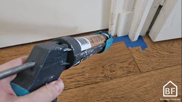 application du joint acrylique parquet