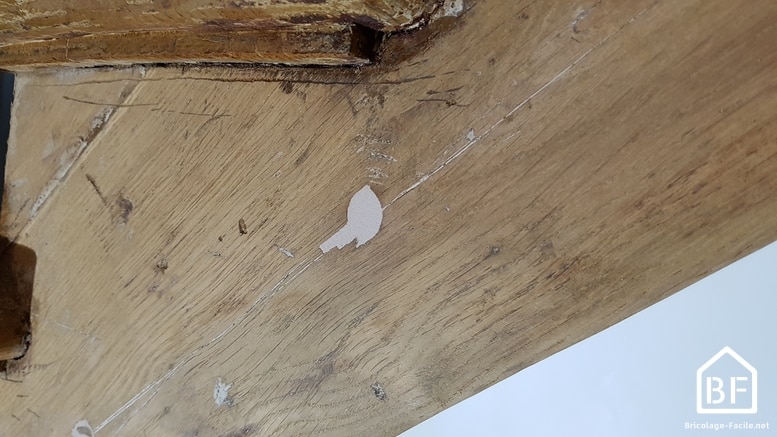 Réparer un meuble avec mastic ou pâte à bois