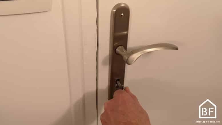 Réparation d'une serrure à encastrer de porte intérieure 