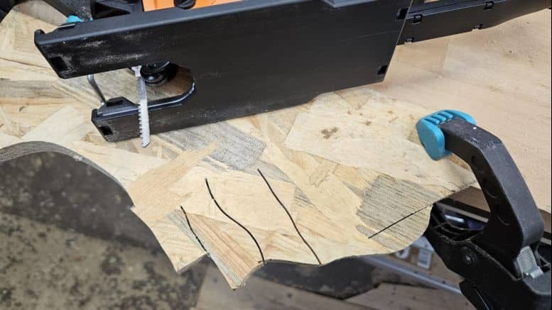 découpe de bois à la scie sauteuse