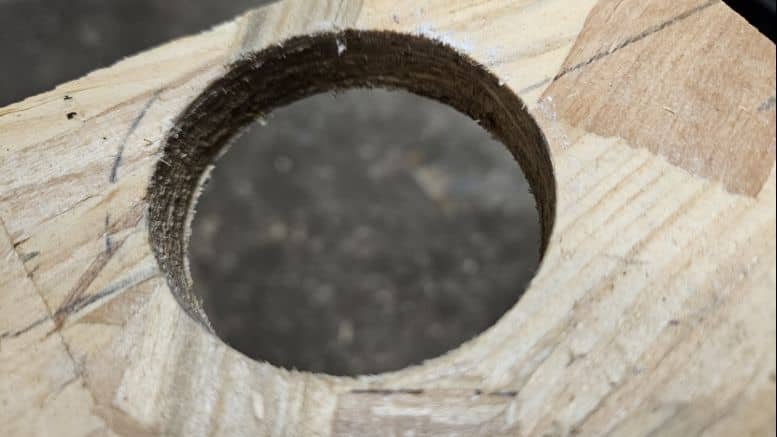 trou percé à la scie cloche