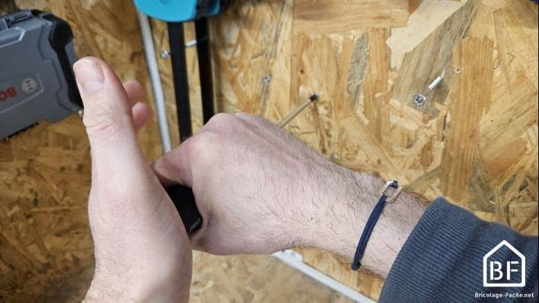 visser rapidement avec un tournevis